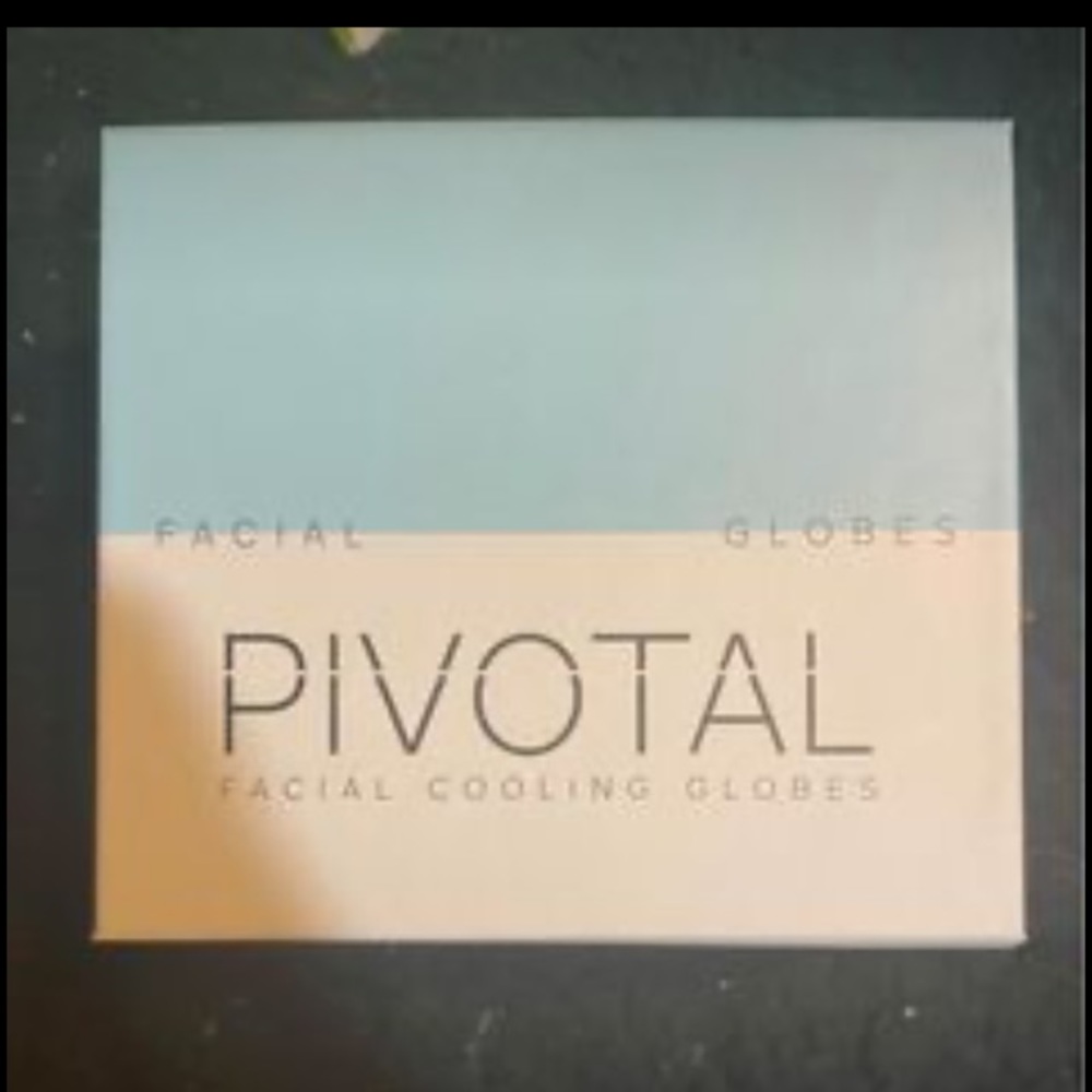 Pivotal face cooling globes
